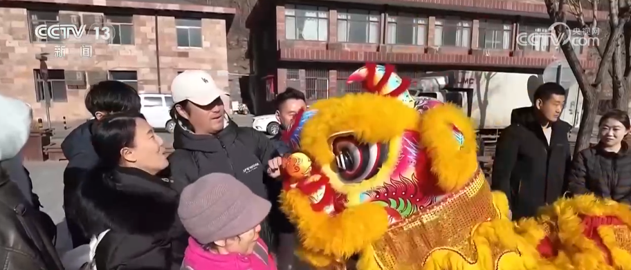 拓印、剪纸、糖画“圈粉”外籍游客 沉浸式感受传统文化体验喜庆中国年