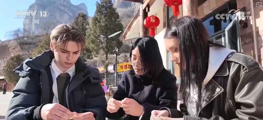 拓印、剪纸、糖画“圈粉”外籍游客 沉浸式感受传统文化体验喜庆中国年