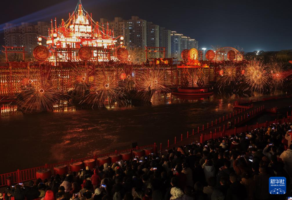 河北唐山:流光溢彩年味儿浓