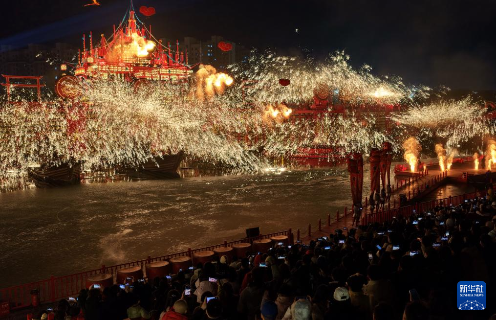河北唐山:流光溢彩年味儿浓