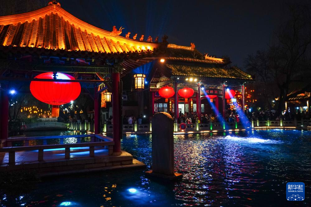 济南:泉水映彩灯 璀璨迎元宵