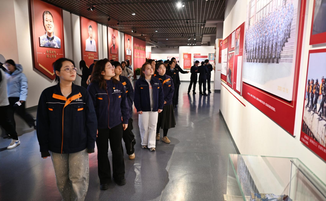 抚顺社会各界参观金城龙同志先进事迹展。抚顺市委宣传部供图