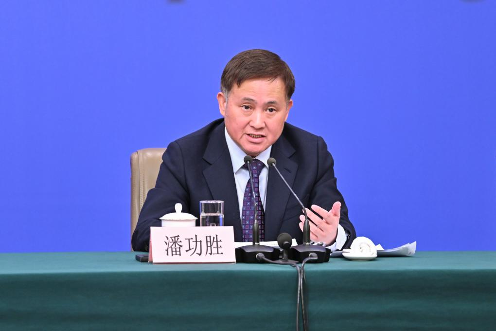 中国人民银行行长潘功胜答光明日报记者问：2026年将把促进经济稳定增长、物价合理回升作为货币政策的重要考量
