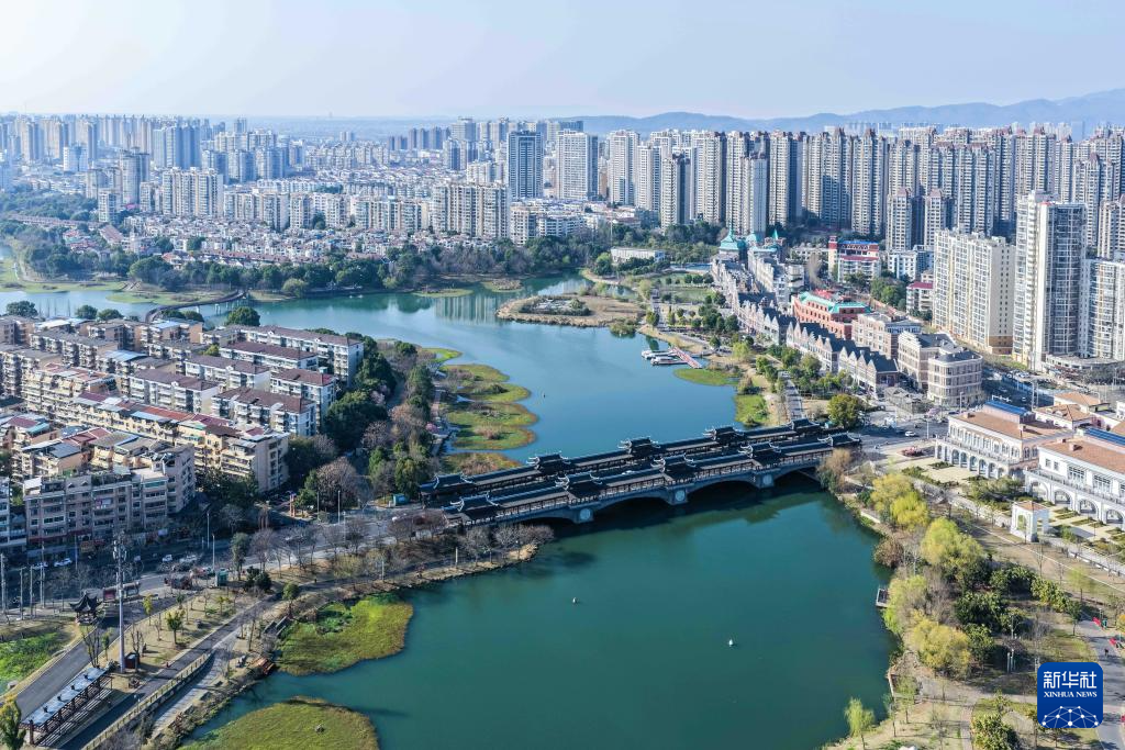 湖南常德:一水柔蓝 烟火两岸