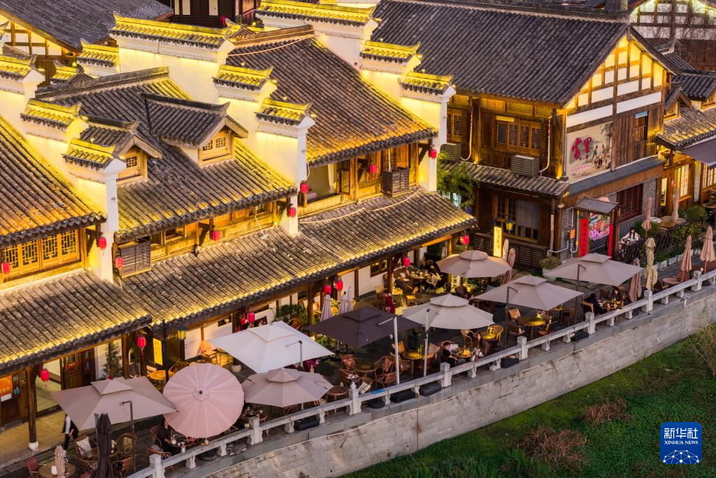 湖南常德:一水柔蓝 烟火两岸