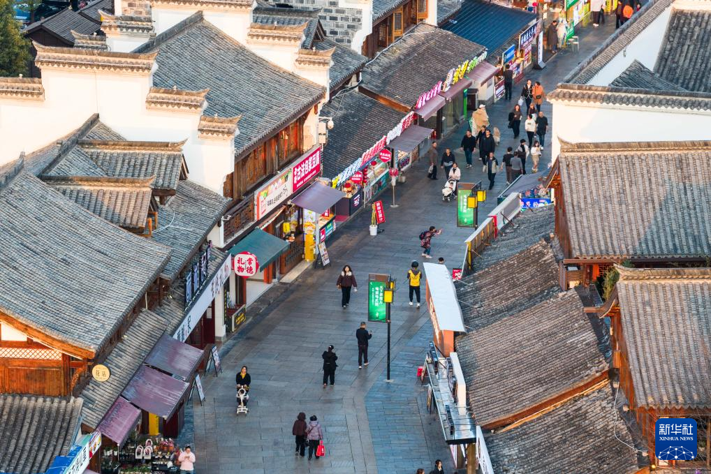 湖南常德:一水柔蓝 烟火两岸