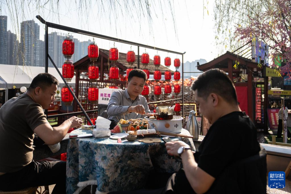 湖南常德:一水柔蓝 烟火两岸