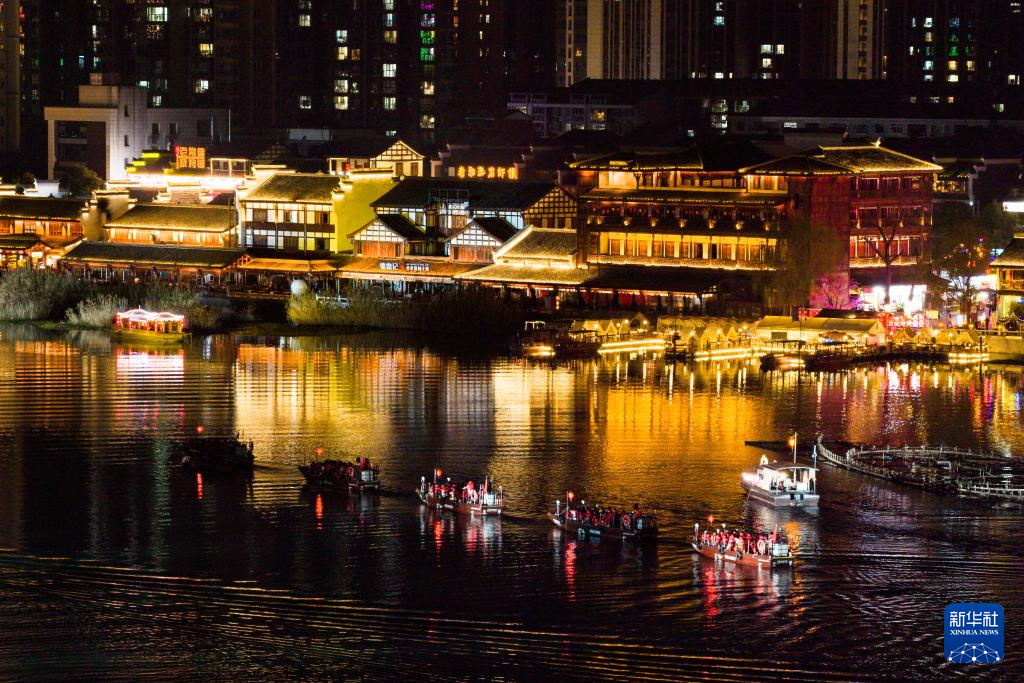 湖南常德:一水柔蓝 烟火两岸