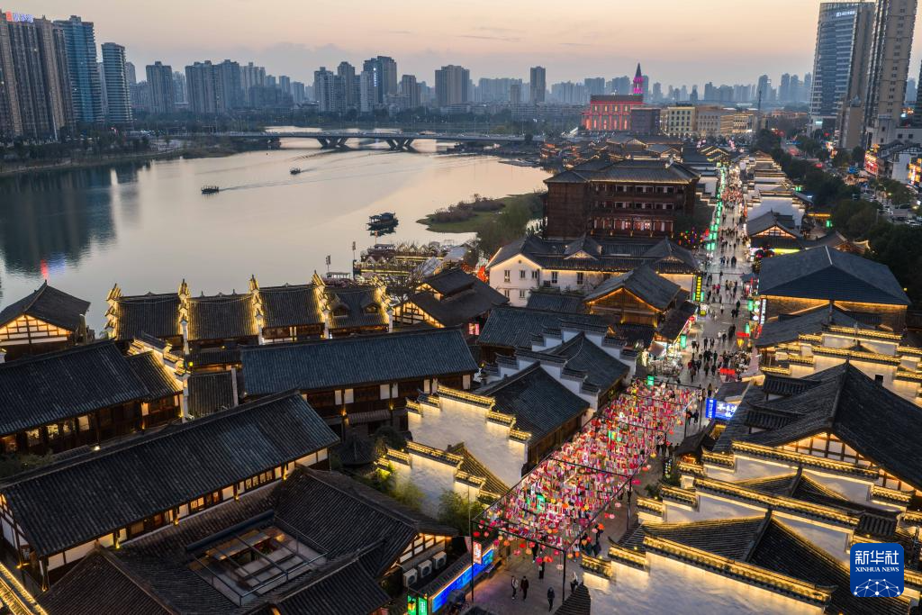 湖南常德:一水柔蓝 烟火两岸