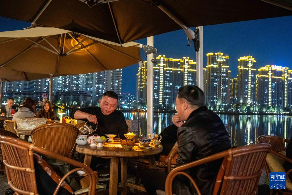 湖南常德:一水柔蓝 烟火两岸