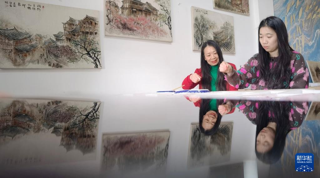 湖南常德:一水柔蓝 烟火两岸