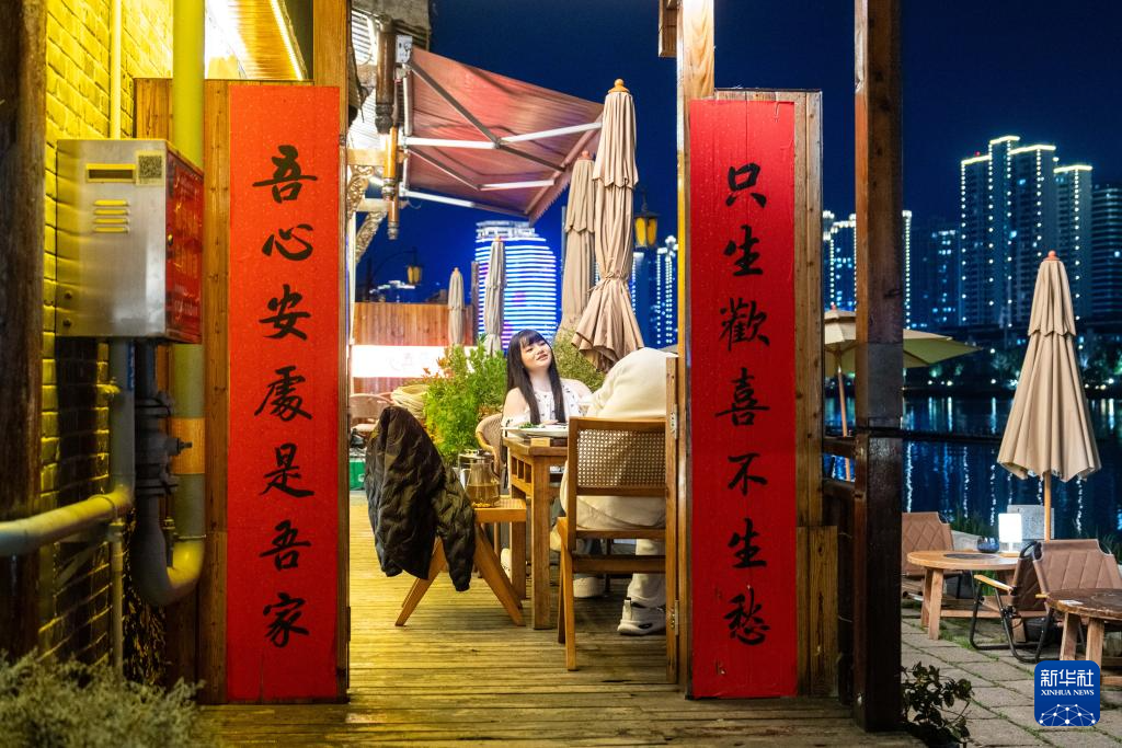 湖南常德:一水柔蓝 烟火两岸