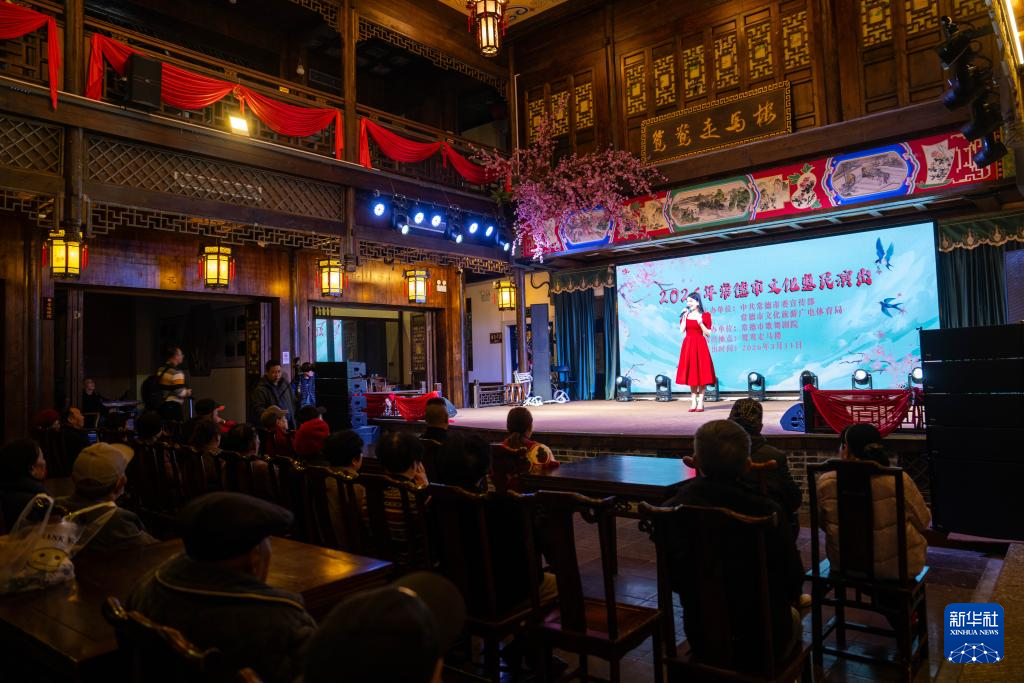 湖南常德:一水柔蓝 烟火两岸