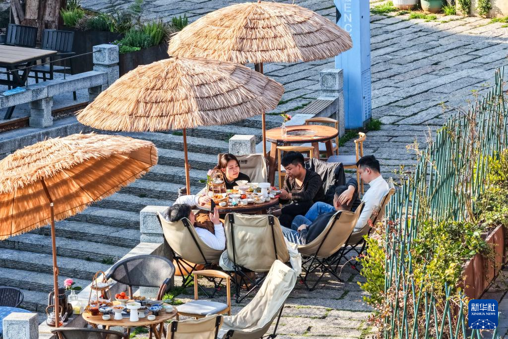 湖南常德:一水柔蓝 烟火两岸