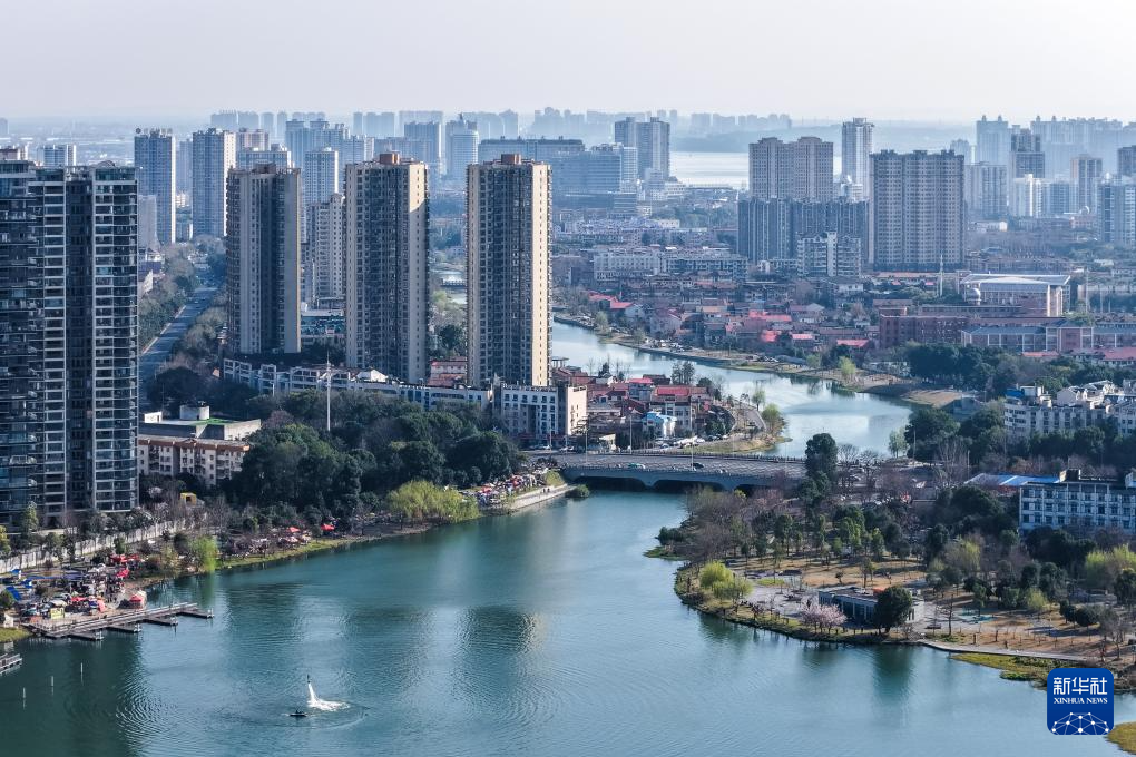 湖南常德:一水柔蓝 烟火两岸