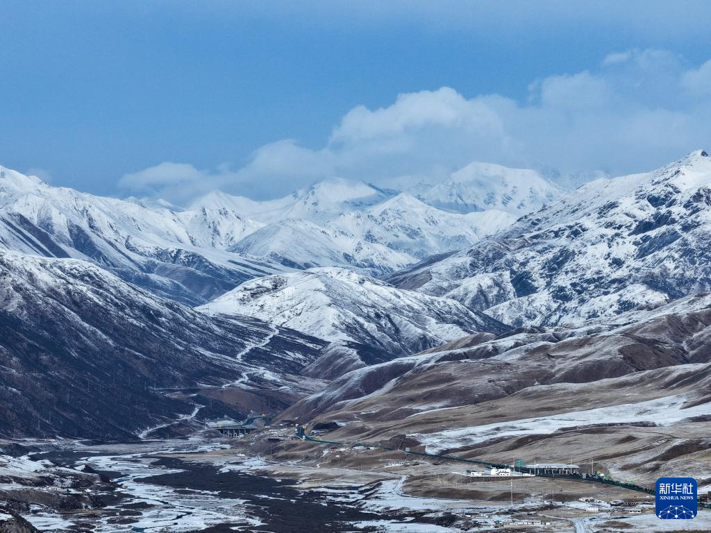 青海果洛:春雪映群山