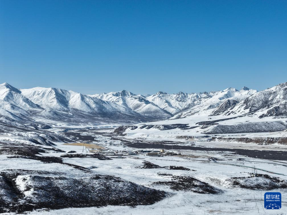 青海果洛:春雪映群山