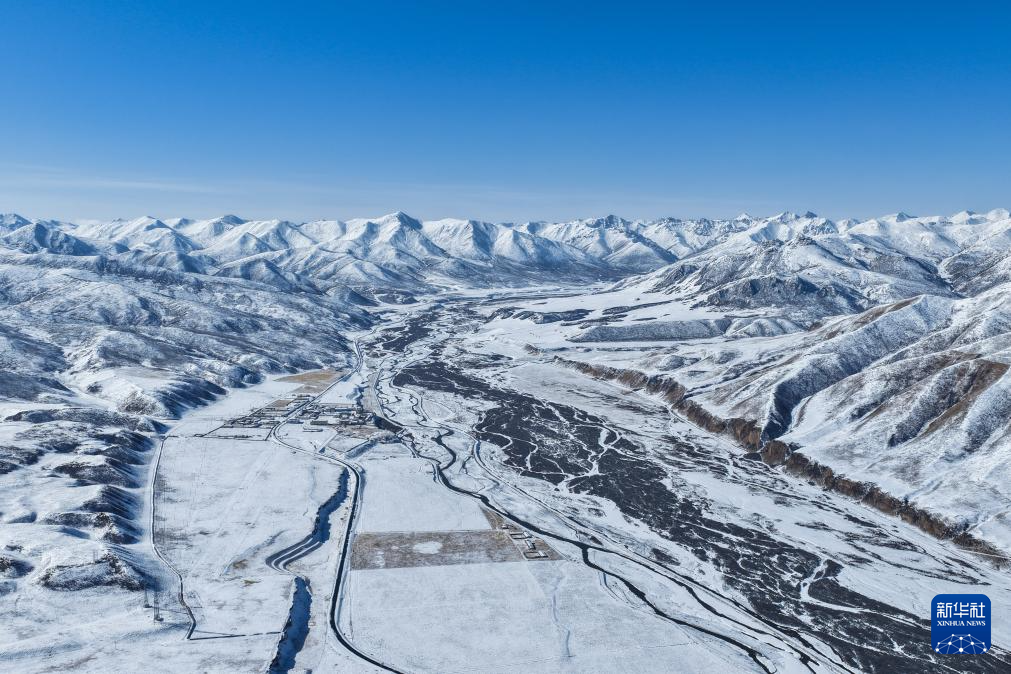 青海果洛:春雪映群山