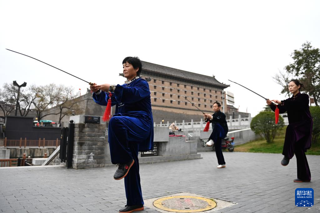 全民健身丨西安古城墙下涌动体育春潮