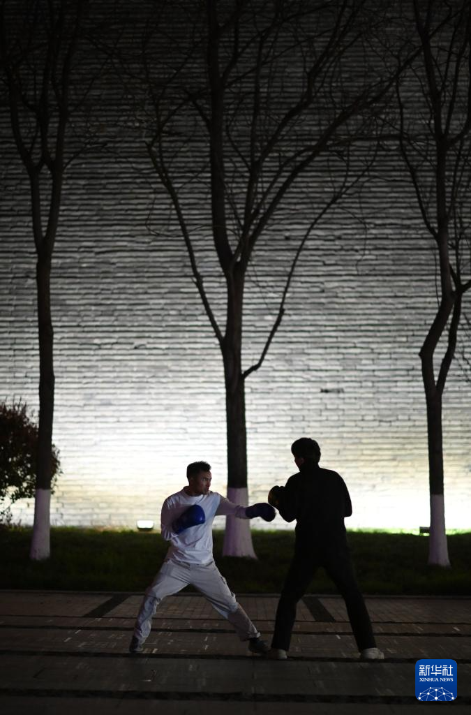 全民健身丨西安古城墙下涌动体育春潮