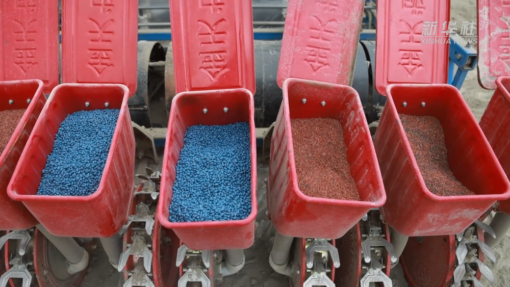 春涌天山 智耕沃野 新疆春耕春播全面展开