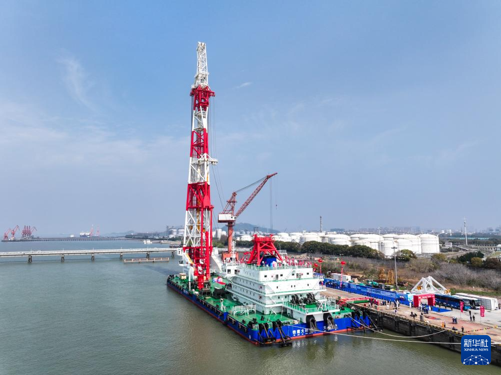 全球领先打桩船在江苏南通交付