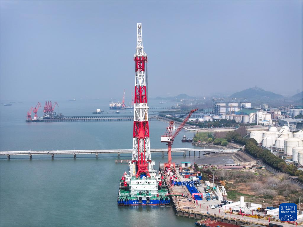 全球领先打桩船在江苏南通交付