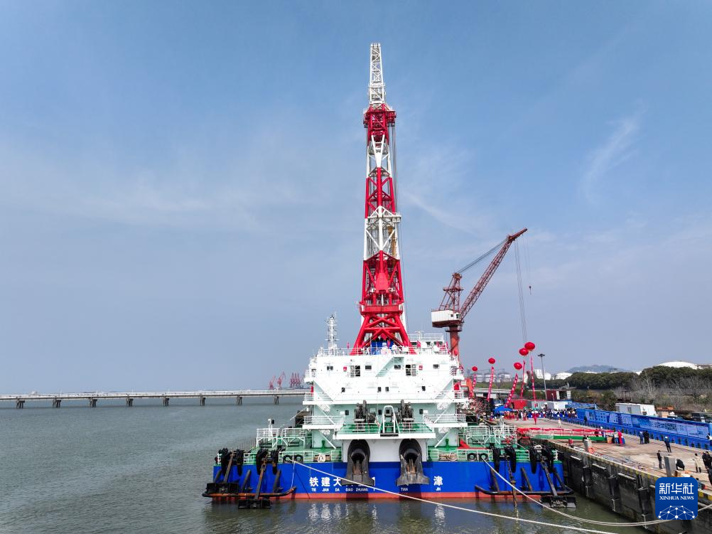 全球领先打桩船在江苏南通交付