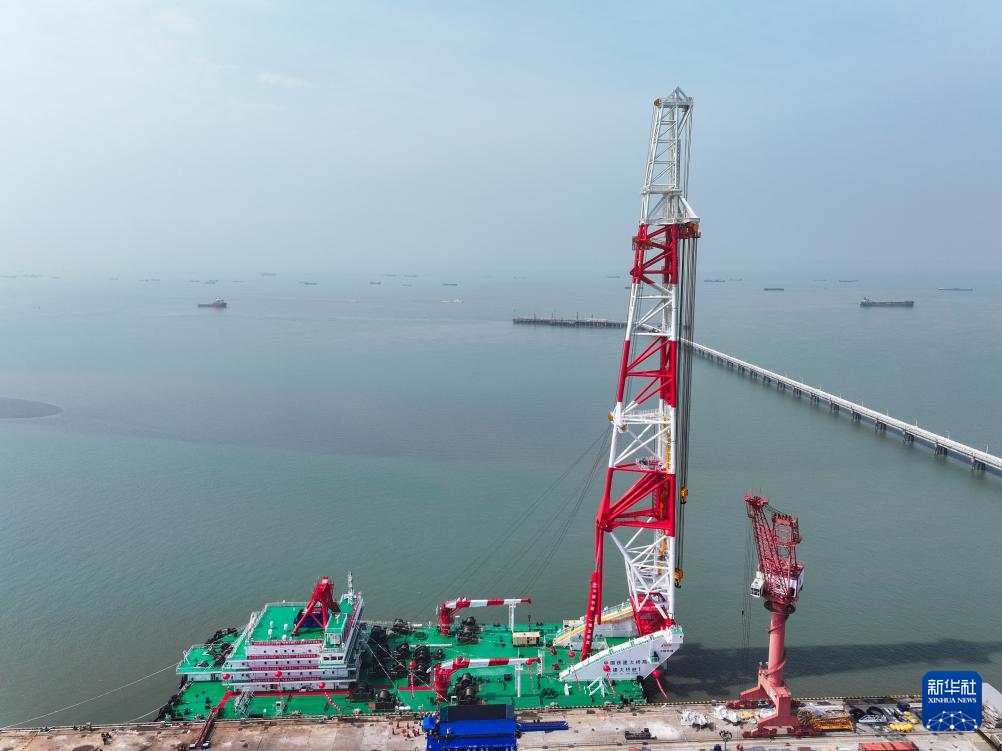 全球领先打桩船在江苏南通交付