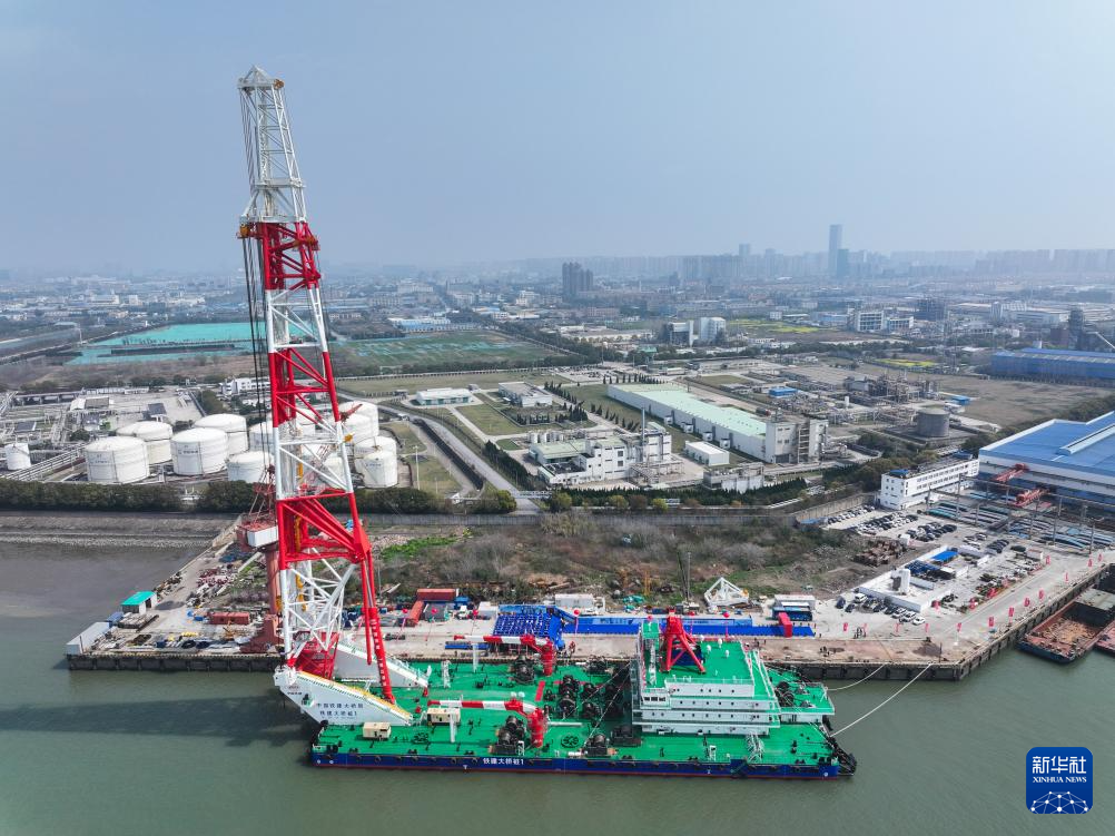 全球领先打桩船在江苏南通交付