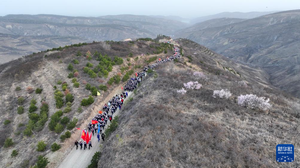 徒步百里祭英烈