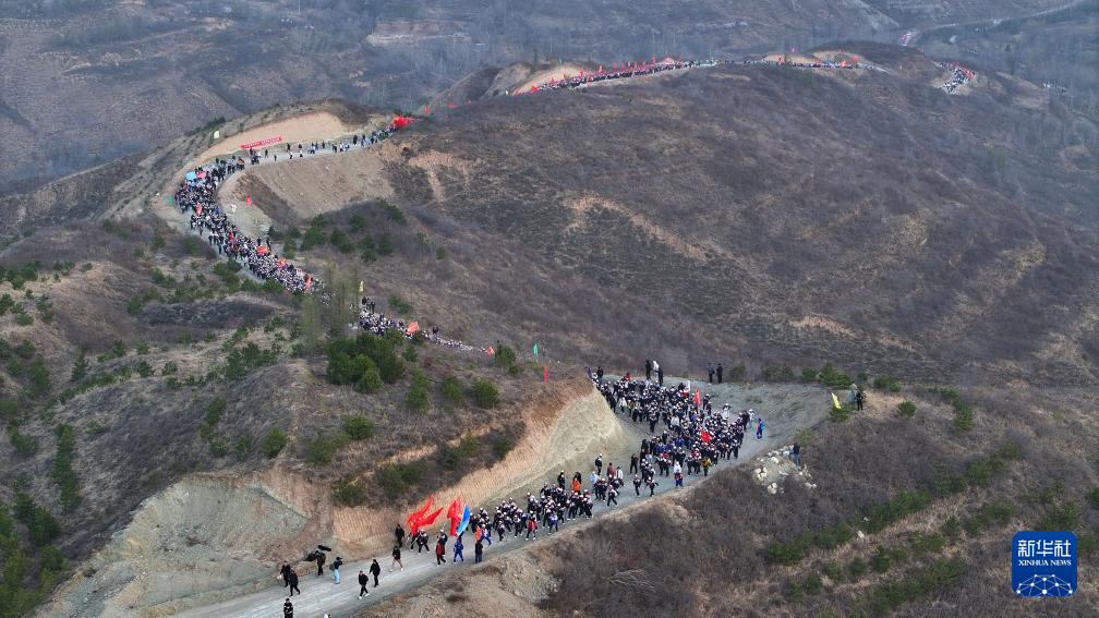 徒步百里祭英烈
