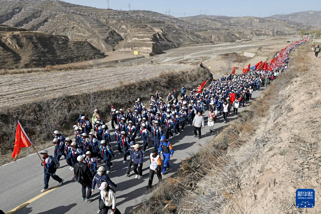 徒步百里祭英烈