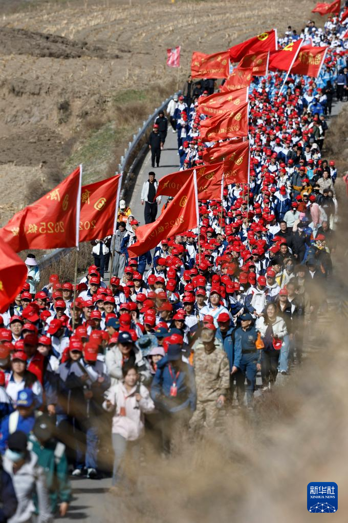 徒步百里祭英烈