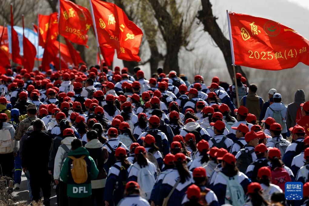 徒步百里祭英烈