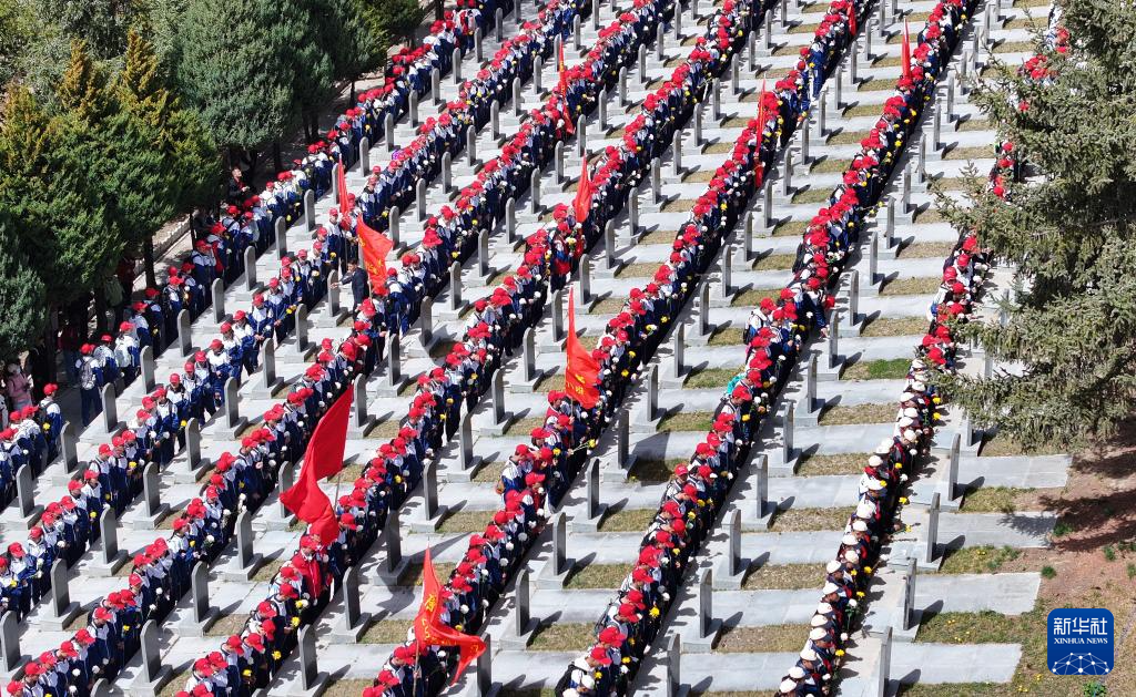 徒步百里祭英烈