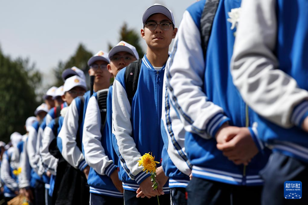 徒步百里祭英烈