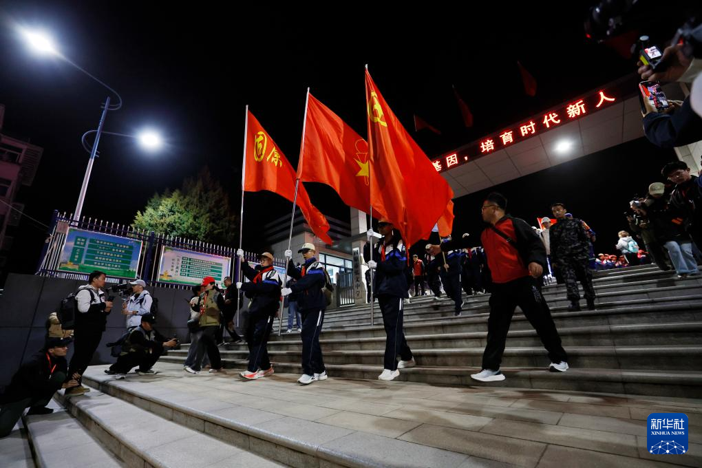 徒步百里祭英烈