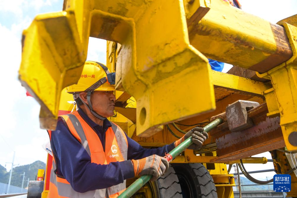 渝万高铁全线铺轨工程启动