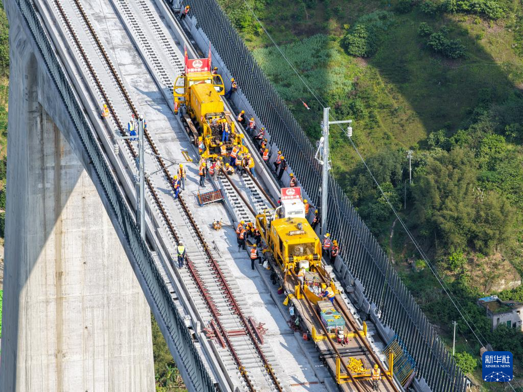 渝万高铁全线铺轨工程启动