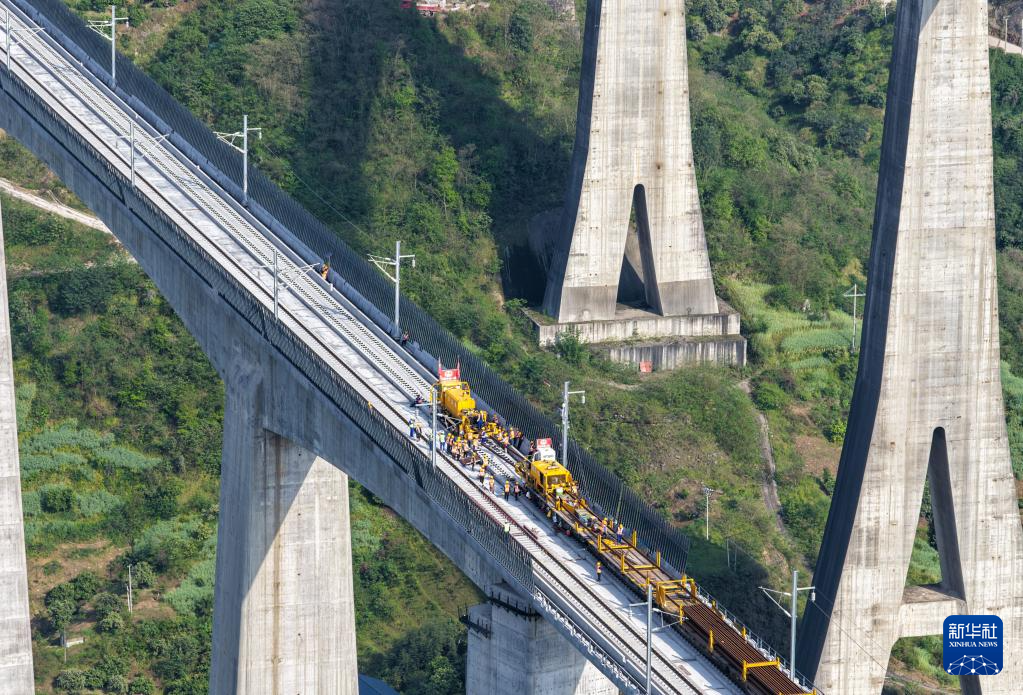 渝万高铁全线铺轨工程启动