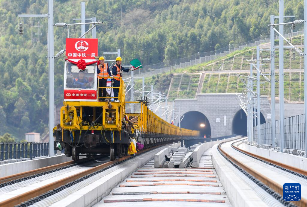 渝万高铁全线铺轨工程启动