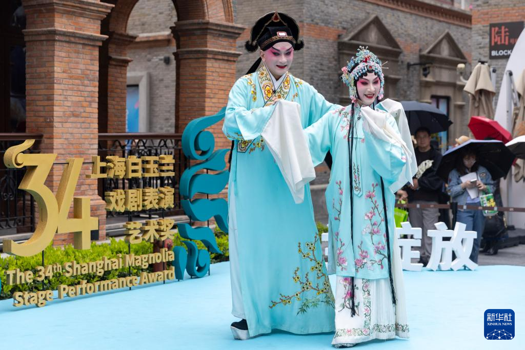 白玉兰戏剧绽放百年弄堂