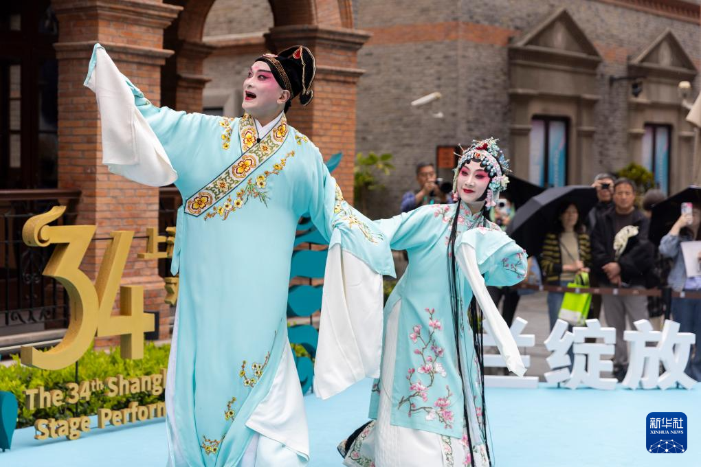 白玉兰戏剧绽放百年弄堂