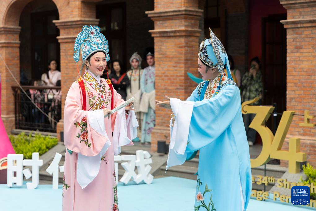 白玉兰戏剧绽放百年弄堂