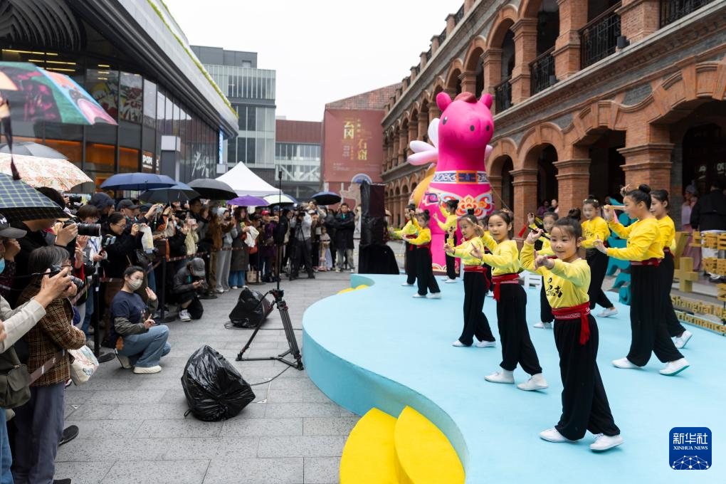 白玉兰戏剧绽放百年弄堂