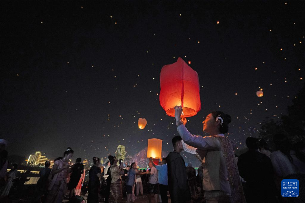 澜沧江畔孔明灯点亮夜空