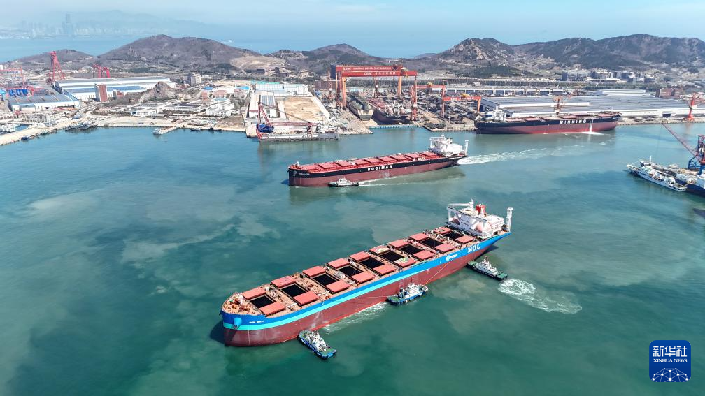 山东青岛:21万吨绿色燃料船舶启程海试