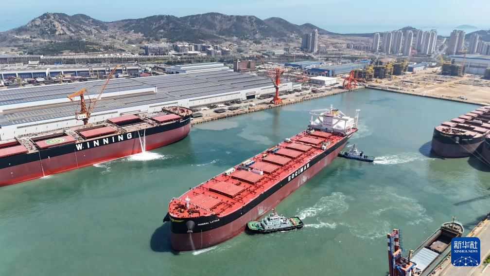 山东青岛:21万吨绿色燃料船舶启程海试