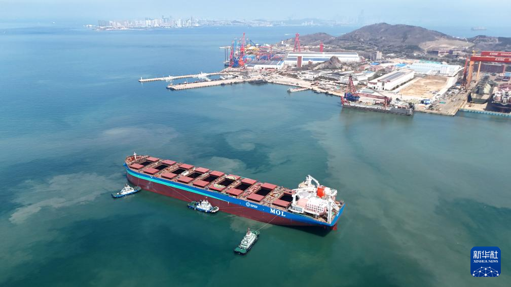 山东青岛:21万吨绿色燃料船舶启程海试